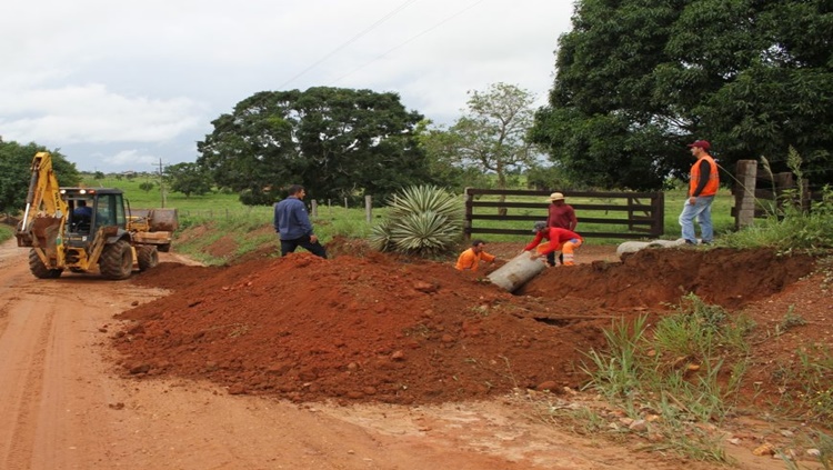 MELHORIAS: Serviços de drenagem são realizados em trecho da RO-480