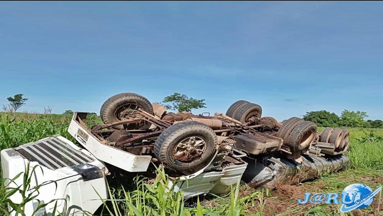 PERIGO: Caminhão tanque tomba na BR após ser fechado por veículo 