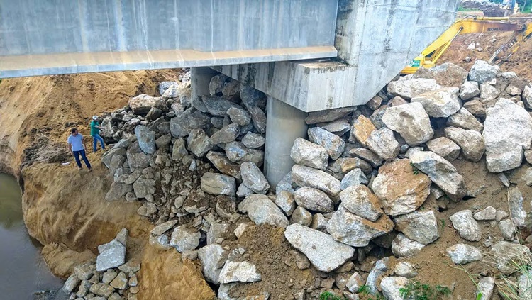 BR-421: Alex Redano destaca trabalho do DER no aterro das cabeceiras da ponte no rio Jamari