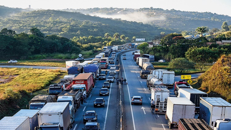 CAMINHONEIROS: Rodovias federais têm fluxo livre de veículos sem ponto de retenção 