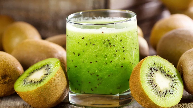 INIBIDOR: Experimente o suco de kiwi e espinafre que controla o apetite