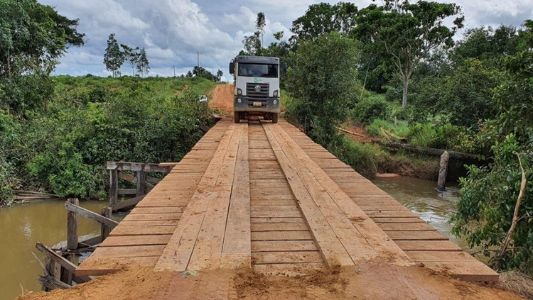 RO-205: Equipes do DER recuperam ponte de madeira sobre o rio Cujubim