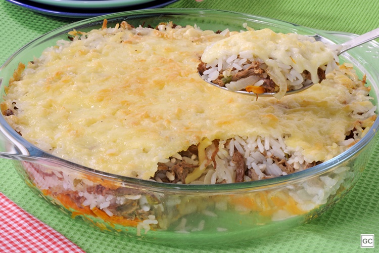 PRÁTICO: Arroz de forno com carne desfiada é uma ótima opção para o almoço