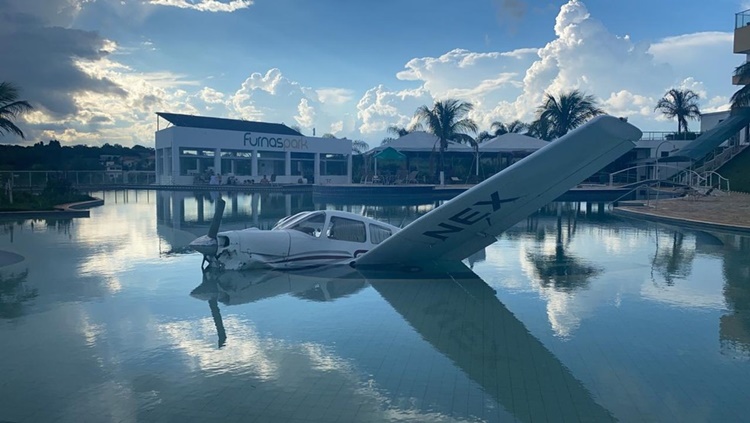 SUSTO: Avião monomotor cai em piscina de resort e deixa tripulantes feridos 