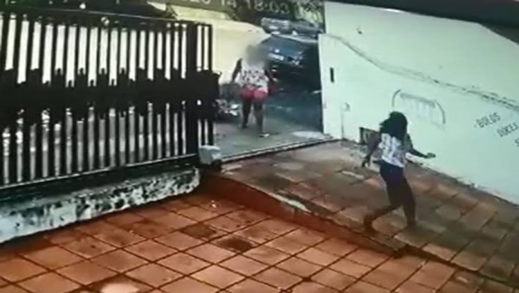 GOLPES DE FACÃO: Homem abre a janela de casa e é surpreendido por mulher que atacava pessoas na rua