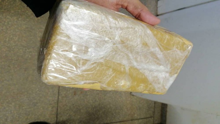 NA RODOVIÁRIA: Homem é preso após confessar que iria transportar 1 kg de pasta base de cocaína