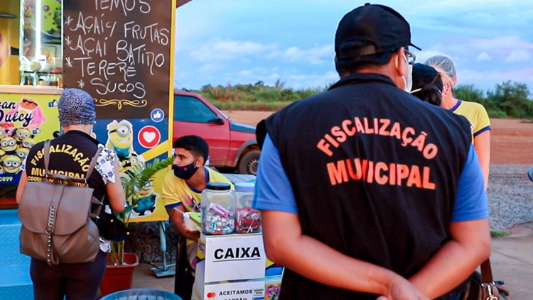 MEDIDAS PREVENTIVAS: Fiscais da prefeitura orientam ambulantes no Espaço Alternativo