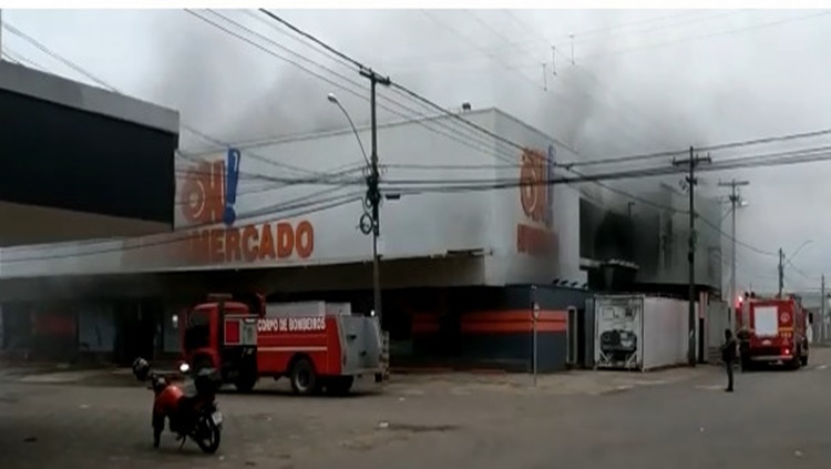 INCÊNDIO: Supermercado de Ariquemes pega fogo e corpo de bombeiros é acionado