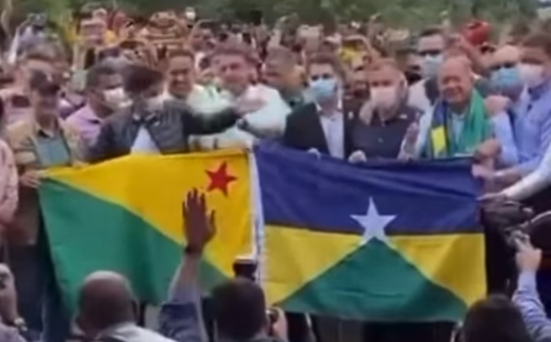 ASSISTA: Bolsonaro dá tapa no braço do governador do Acre durante pose para foto