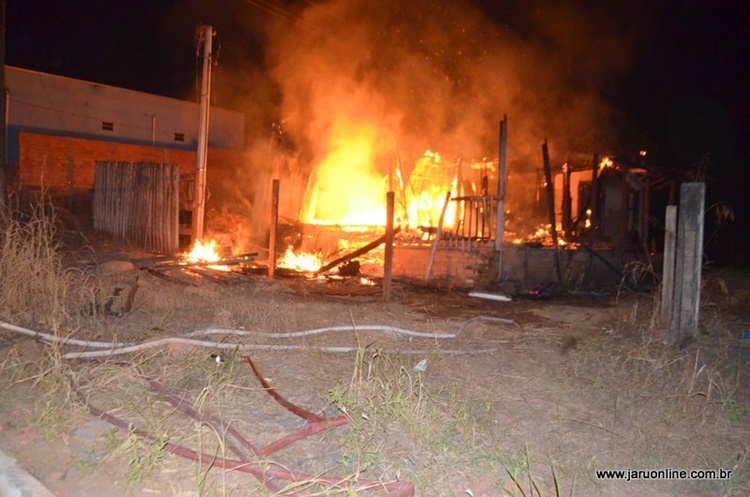 JARU: Incêndio destrói residência localizada no setor 07 nesta madrugada 