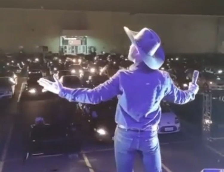 OURO PRETO DO OESTE: Entretenimento é retomado com stand up e cinema no sistema Drive-in 