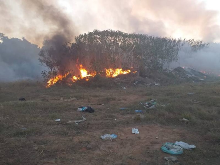 COLORADO DO OESTE: Fogo no 'lixão' causa problemas respiratórios e moradores se revoltam