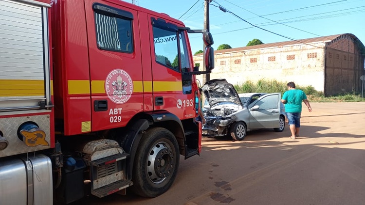 ASSISTA: Carro pega fogo no trânsito na zona Sul de Porto Velho