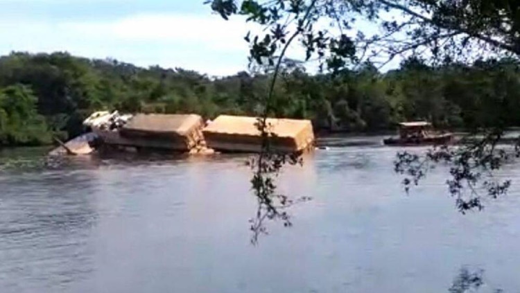 NAUFRÁGIO:  Balsa não suporta peso de carreta carregada de milho e afunda no rio Roosevelt