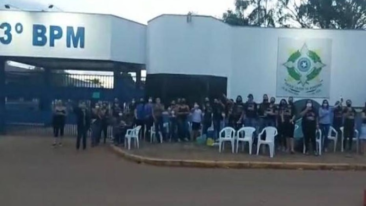 PROTESTO: Mulheres de policias acampam em frente quartéis e reforçam movimento em Vilhena