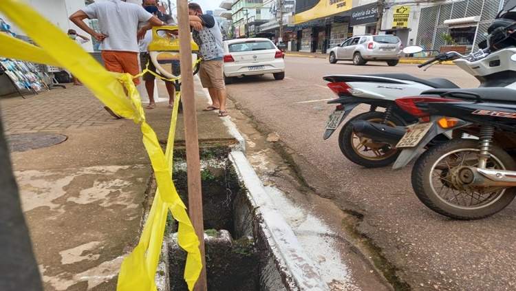 CENAS DA CIDADE: Buraco na calçada coloca em risco pedestres e cadeirantes na av. Sete de Setembro