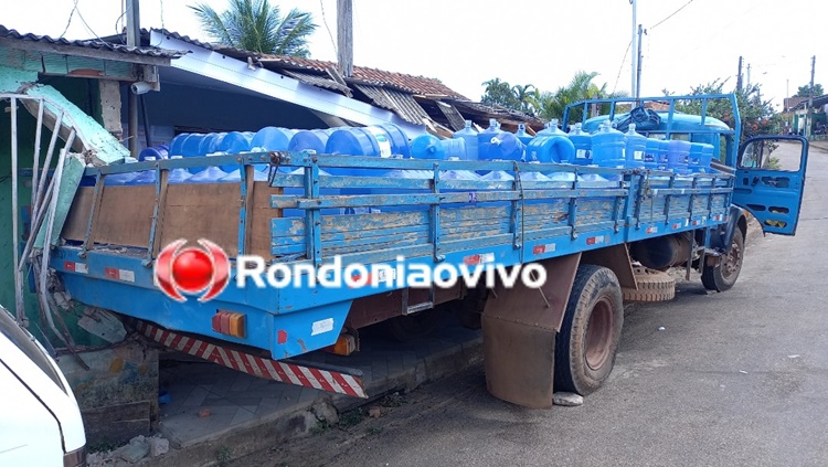 PERIGO: Caminhão desgovernado atinge duas residências na zona Norte da capital