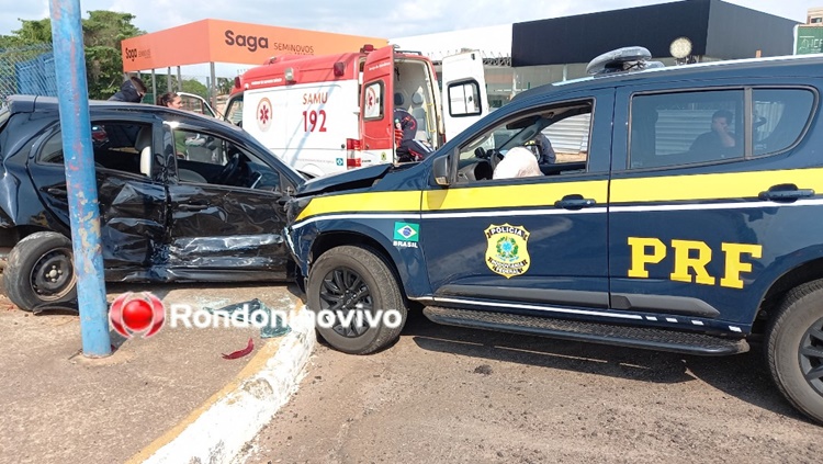 VÍDEO: Viatura da PRF colide contra carro e deixa mulher ferida