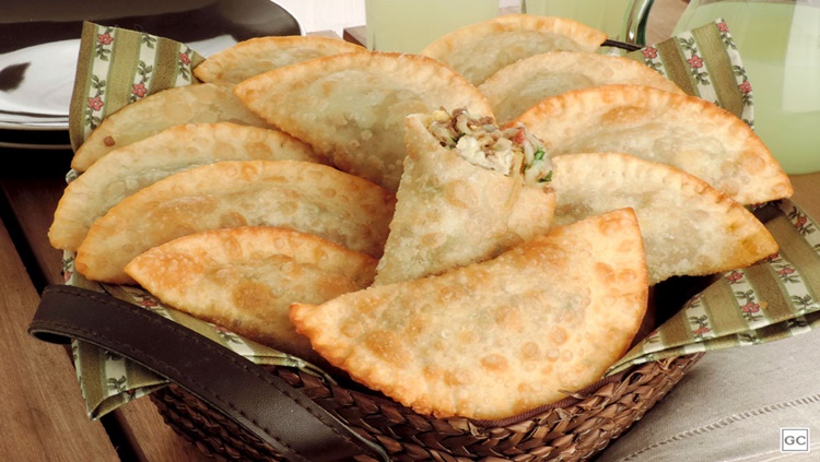 DELÍCIA: Pastelzinho de carne com queijo para o lanche da tarde