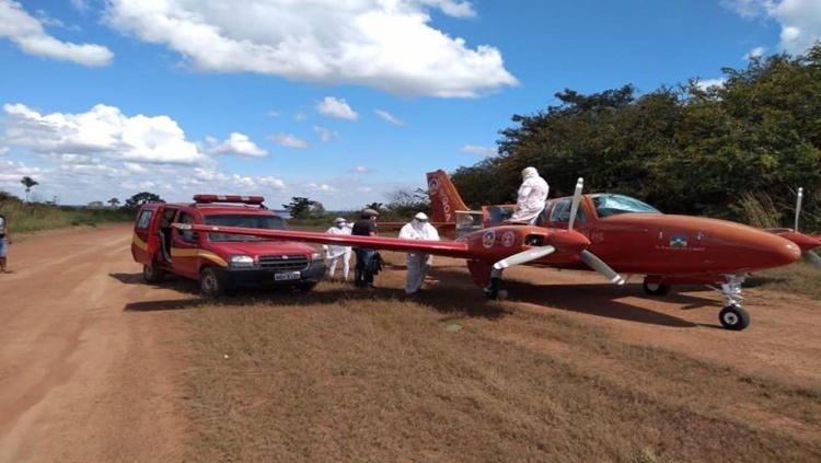 ASSISTA: Vídeo mostra avião em fazenda após realizar pouso de emergência em RO