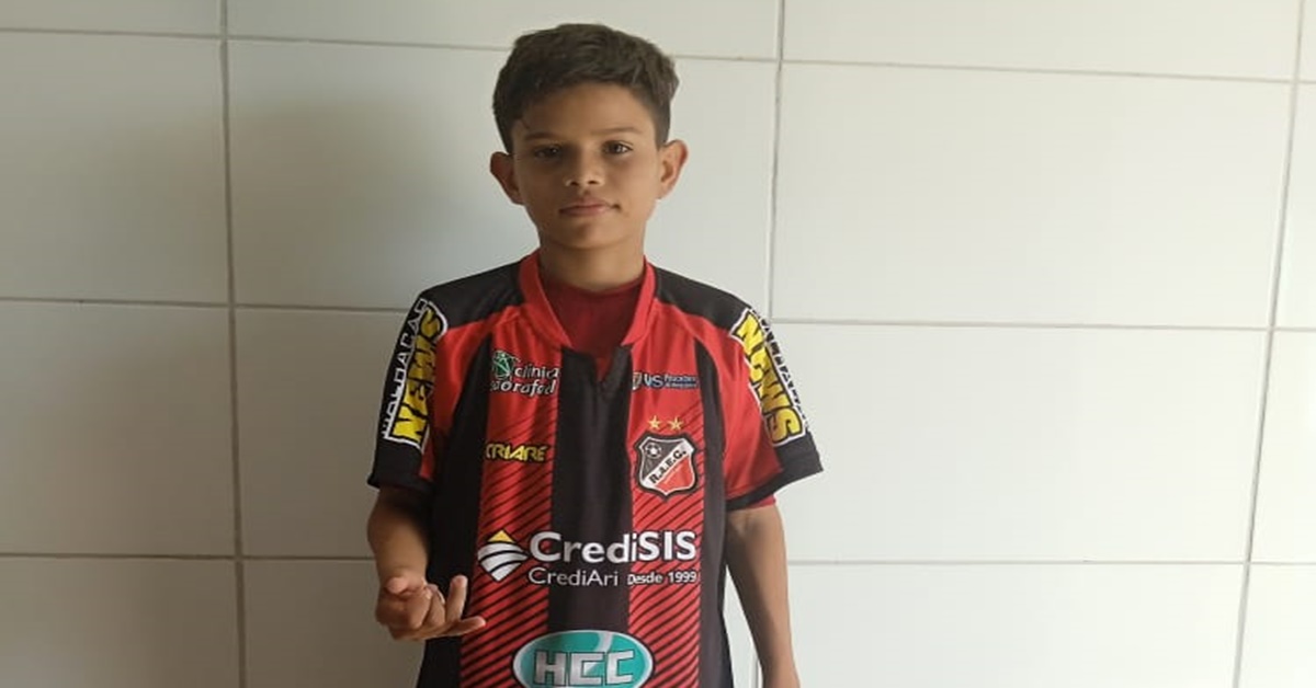 JOGADOR DE FUTEBOL: Criança precisa de apoio com doações para fazer teste em time mineiro