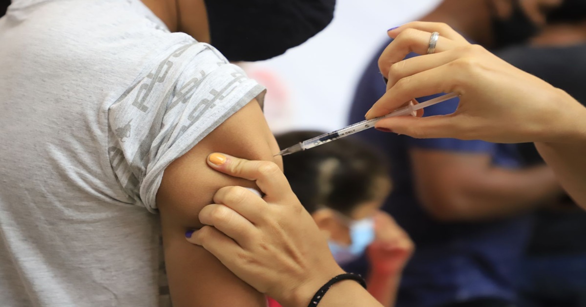 COVID-19: População conta com vários pontos de vacinação neste sábado (23)