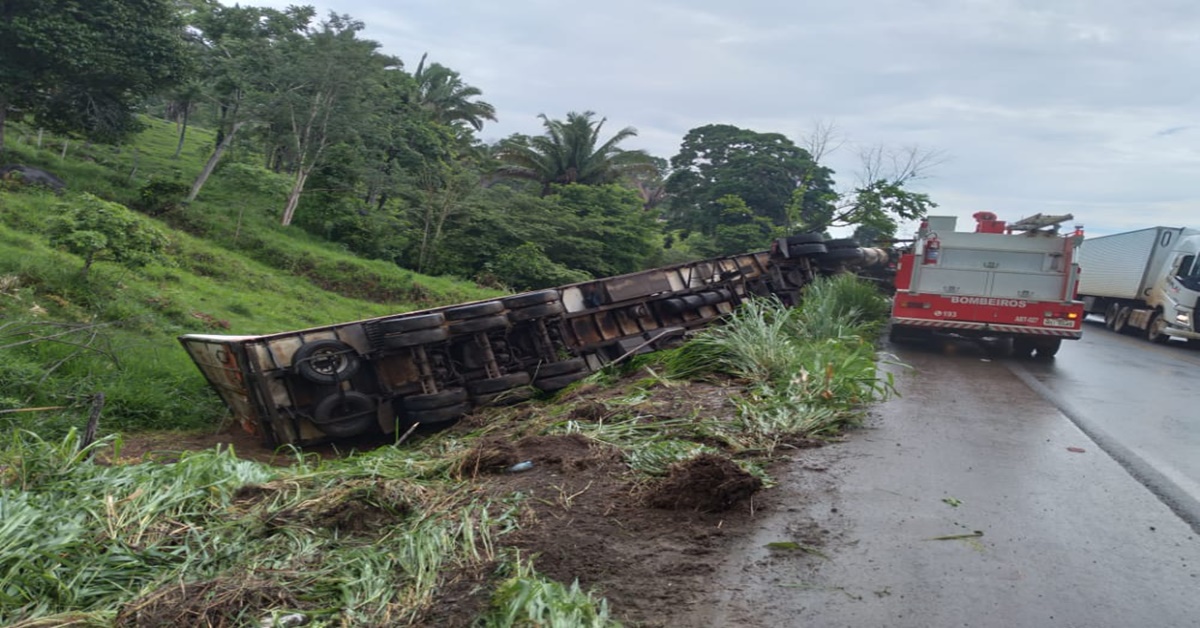 CURVA DA MORTE: Carreta tomba mesmo após desviar de veículo para evitar acidente