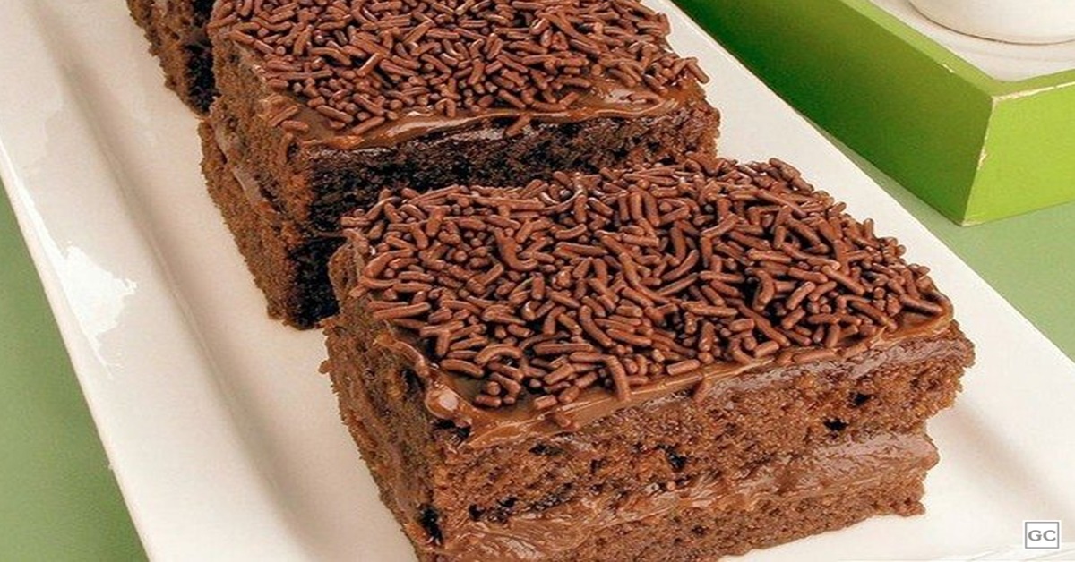 DELICIOSO: Bolo de chocolate molhadinho com confeitos para saborear em casa