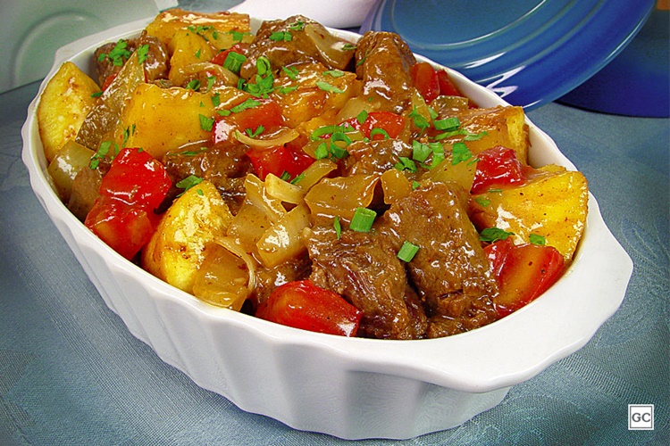 SABOROSA: Carne de panela com mandioca e tomate para um almoço especial