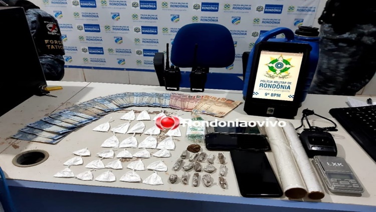 TRAFICANDO: Bando é flagrado em boca de fumo com várias porções de drogas e dinheiro