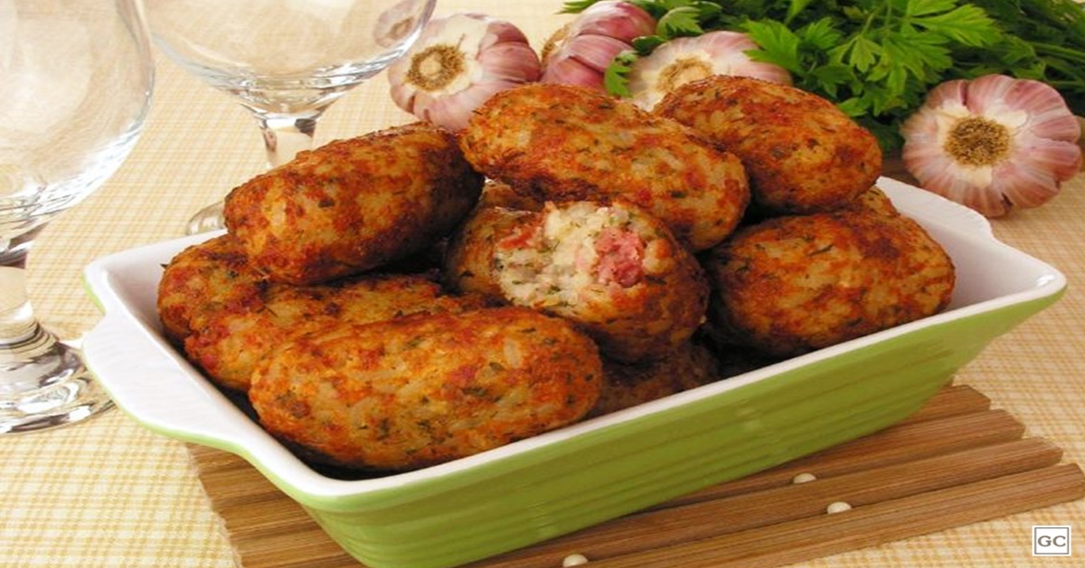 GOSTOSO: Bolinho de arroz com calabresa para fazer no almoço 