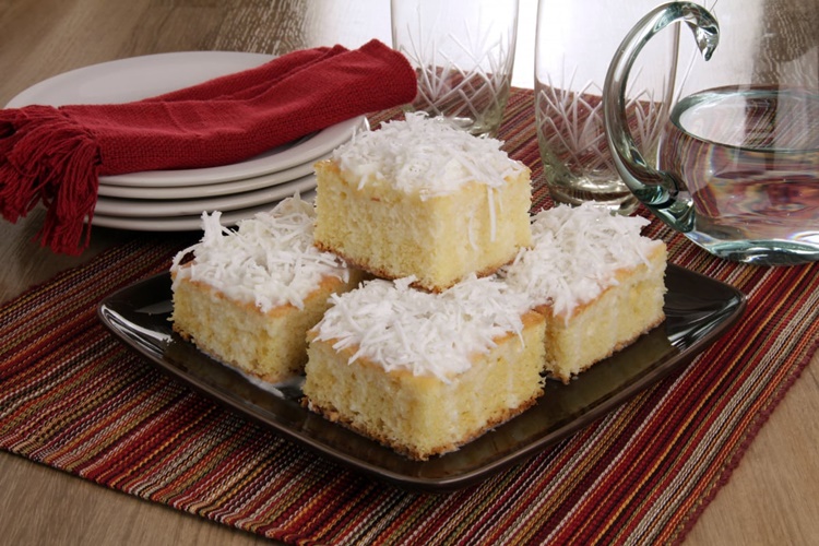 MOLHADINHO: Bolo de coco gelado perfeito para acompanhar o cafezinho da tarde