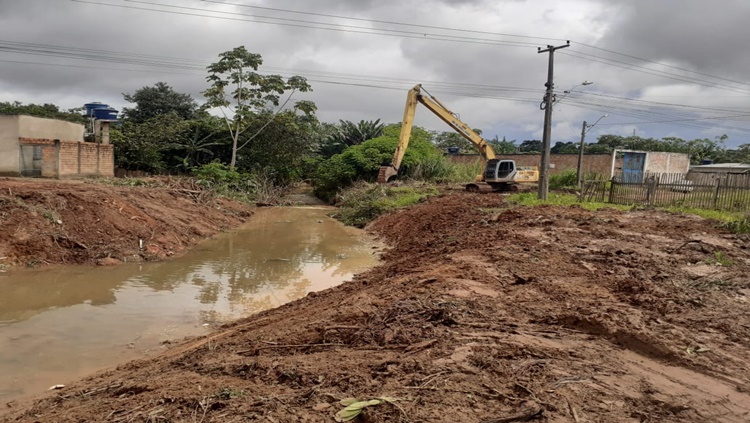 DESOBSTRUÇÃO: Prefeitura atende moradores e realiza limpeza de canal no bairro Floresta