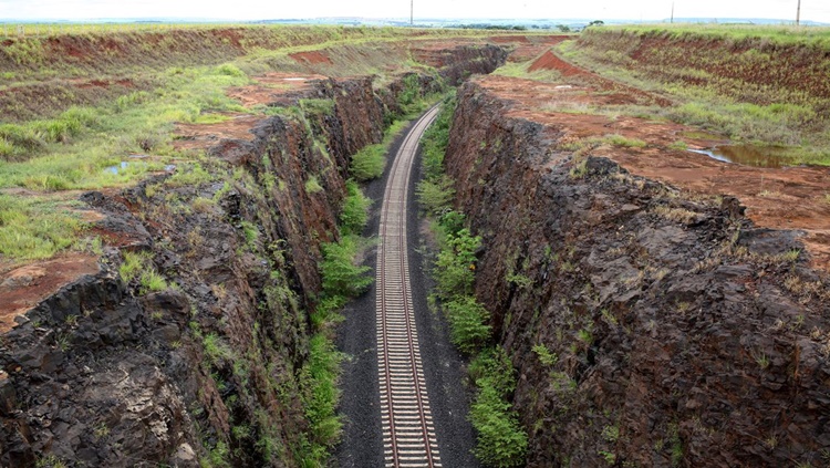 LANCES: Governo leiloa hoje trecho de Ferrovia de Integração Oeste/Leste na Bahia