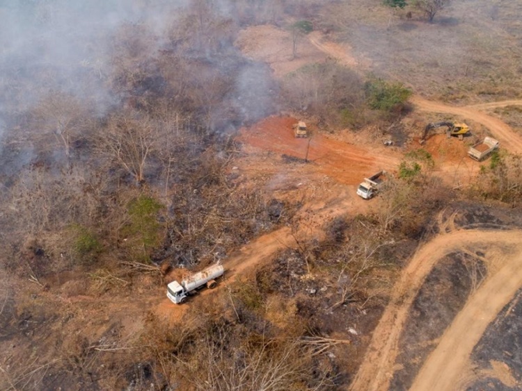 ARIQUEMES: Trabalho de aterro em lixão desativado é iniciado para conter incêndio criminoso