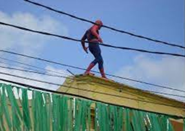 ESCALANDO: Polícia flagra 'Homem Aranha' tentando invadir escola pelo telhado em Rondônia