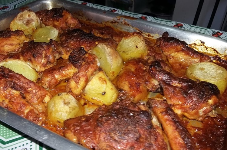 NO ALMOÇO: Frango assado na cerveja é a opção perfeita para o fim de semana