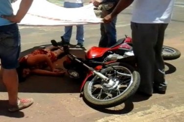 Mulher é atropelada por motoqueiro em faixa de pedestre