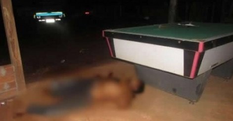 Jovem é morto com seis golpes de canivete em bar