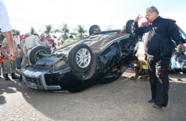 Carro capota em acidente e congestiona trânsito em avenida da capital - Confira fotos