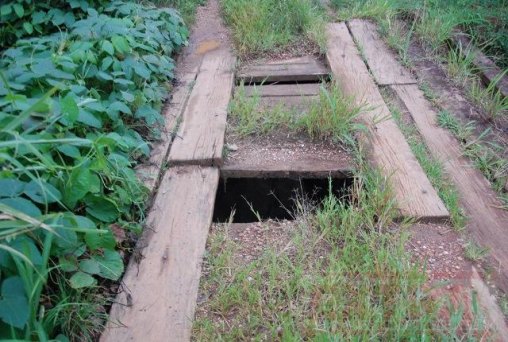 Pontes podres e buracos causam transtornos a moradores 