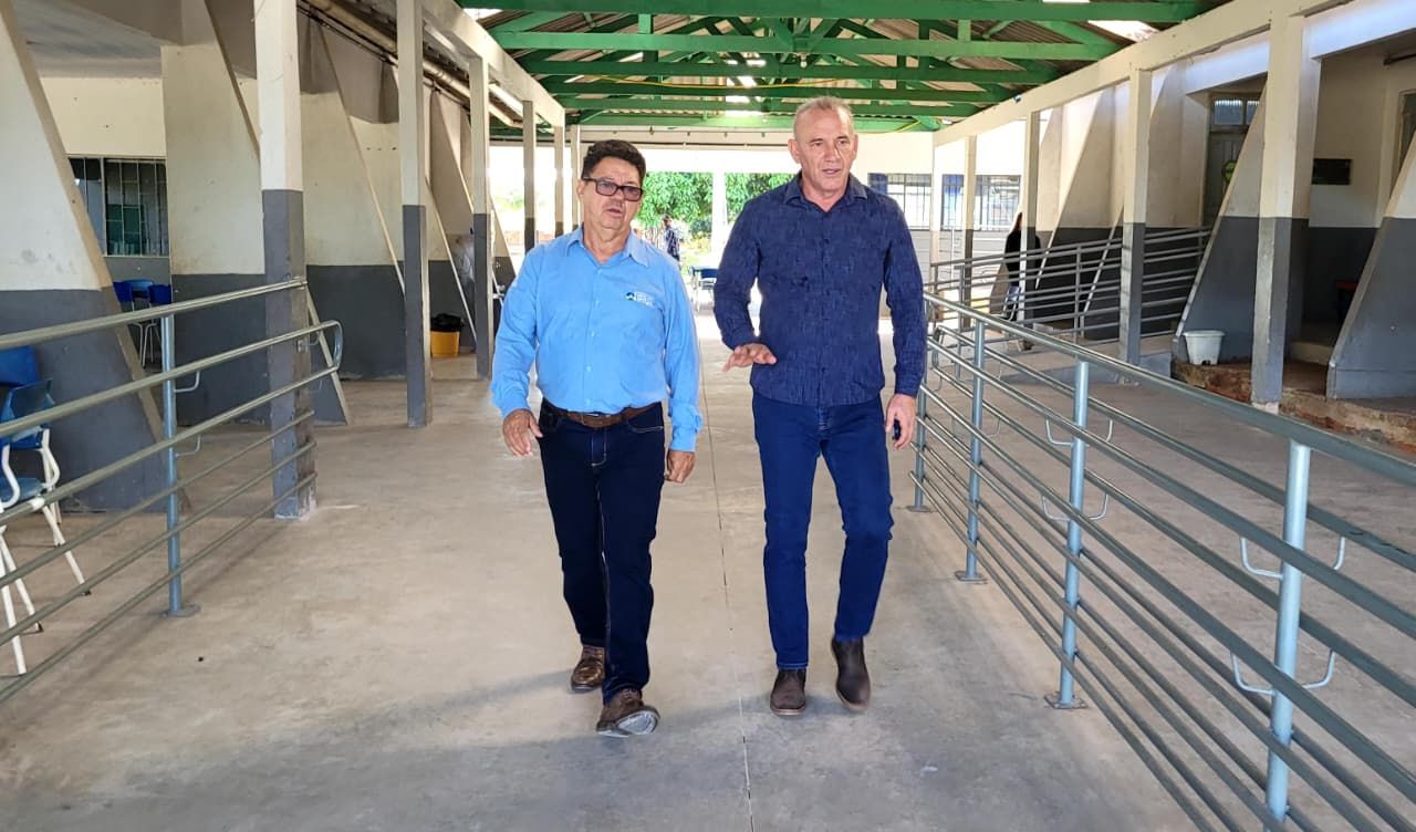 EZEQUIEL NEIVA: Deputado vistoria avanço das obras de reforma na Escola Cláudio Manoel da Costa