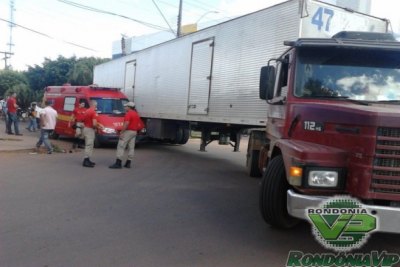 ROLIM DE MOURA -  Carreteiro desrespeita sinal de trânsito e colide em viatura do Corpo de Bombeiros