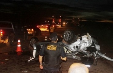 Grave acidente entre carreta e carros de passeio acaba deixando 5 feridos (confira lista) - FOTOS