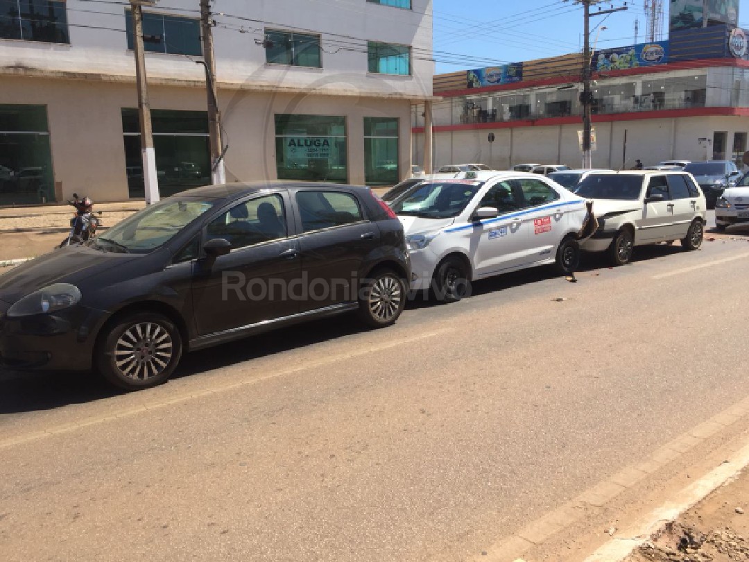 ENGAVETAMENTO: Quatro automóveis se chocam na Avenida Jorge Teixeira