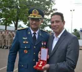 Edesio Fernandes recebe medalha Defesa Civil do Corpo de Bombeiros