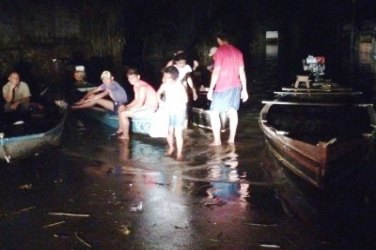 Piratas, escuridão e animais desafiam noite de ilhados na cheia do rio Acre