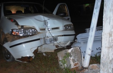 Cena da Cidade – Veiculo bate em poste de alta tensão na madrugada deste sábado (19) - Fotos