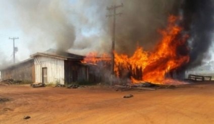 Galpão de antiga serraria é totalmente destruído por fogo 