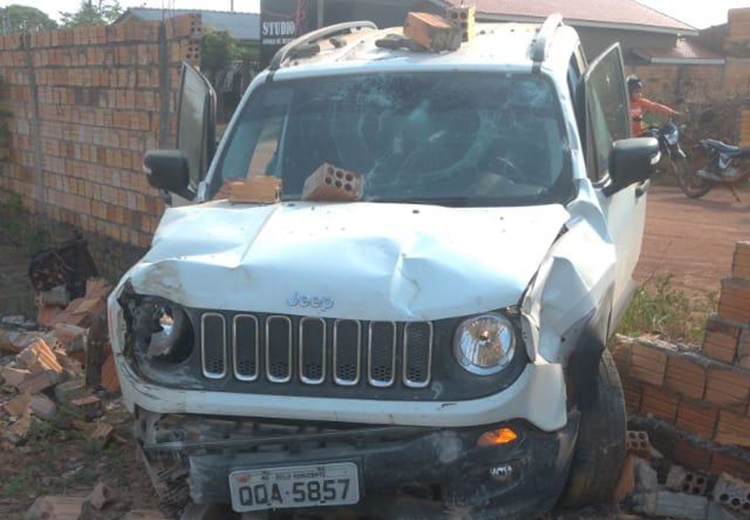 ROUBADO NA CAPITAL: Bandidos com carro de luxo são presos após perseguição e acidente em Nova Mamoré